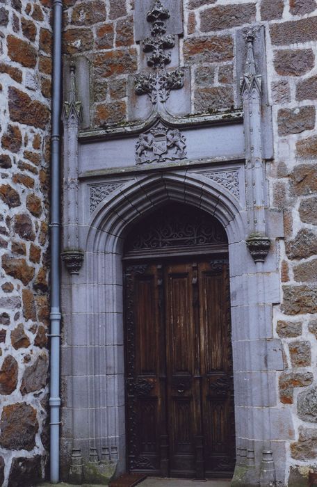 Château d'Anterroches : Façade nord, donjon, porte d’accès, vue générale