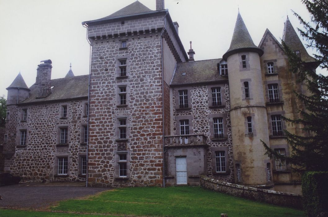 Château d'Anterroches : Ensemble nord, vue générale