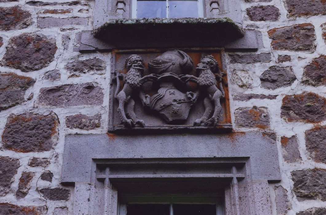 Château d'Anterroches : Façade nord, donjon, détail d’un bas-relief en réemploi