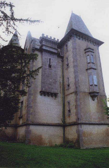 Château d'Anterroches : Façade ouest, vue générale