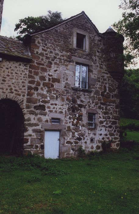 Château d'Anterroches : Fournil, façade sud, vue générale