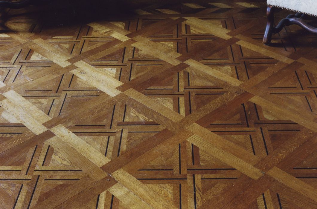 Château d'Anterroches : Rez-de-chaussée, grand salon, cheminée, détail du parquet