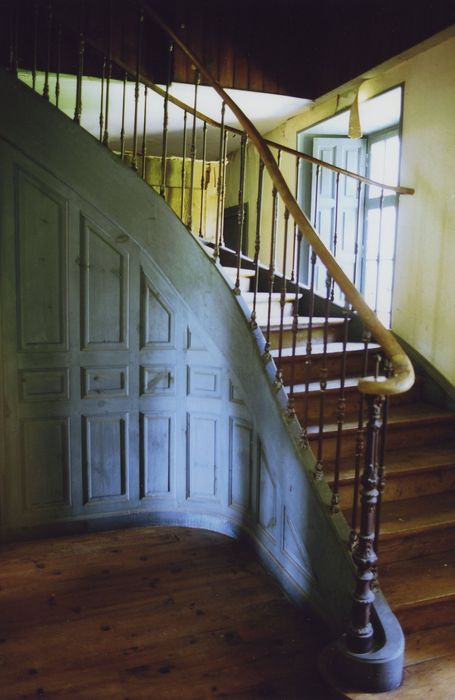 Château d'Anterroches : 1er étage, escalier de service, vue partielle