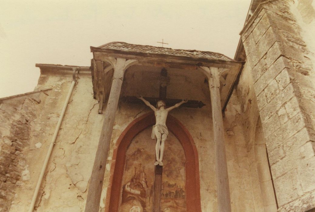 statue : Christ en croix