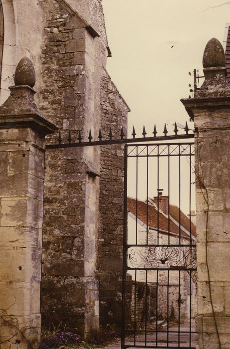 Eglise de l'Assomption de la Vierge : Grilles de l’ancien cimetère, vue partielle