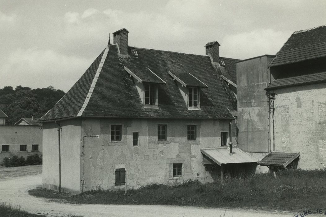 Grange cistercienne de Beaumont : Logis, façades sud et ouest, vue générale