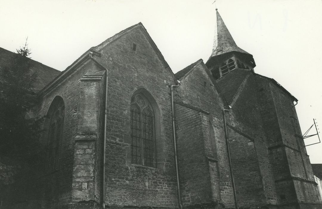 Eglise Saint-Pierre : Façade latérale nord, vue générale