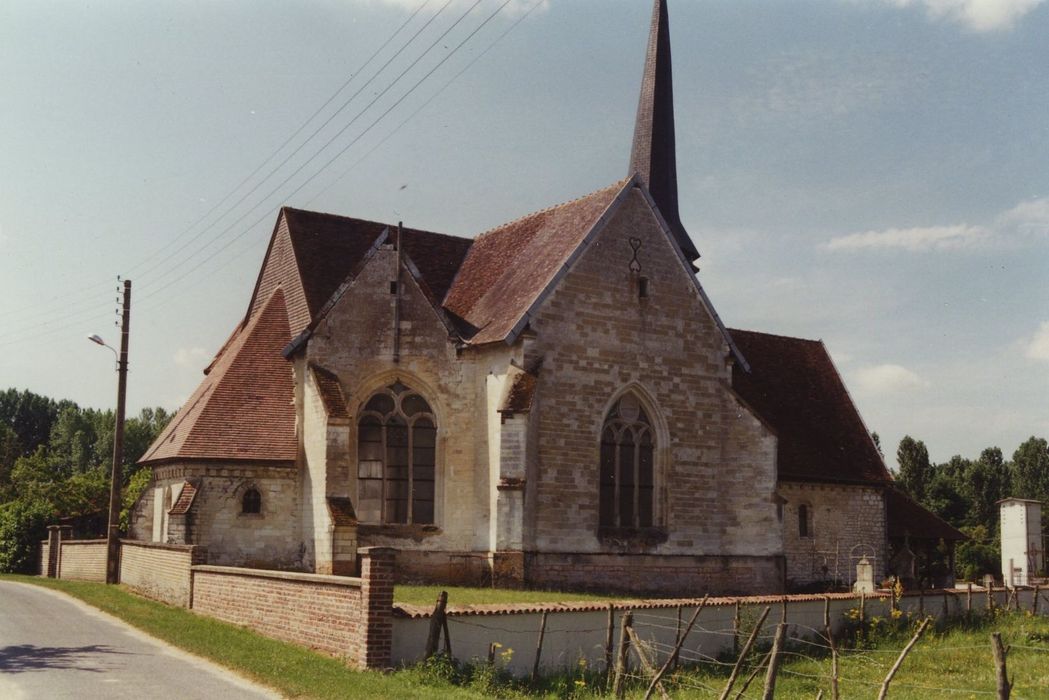 Eglise Saint-Vinebaud : Façade latérale nord, vue générale