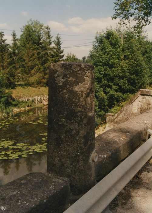 Pont dit  « du bois du champ » : Détail de la borne