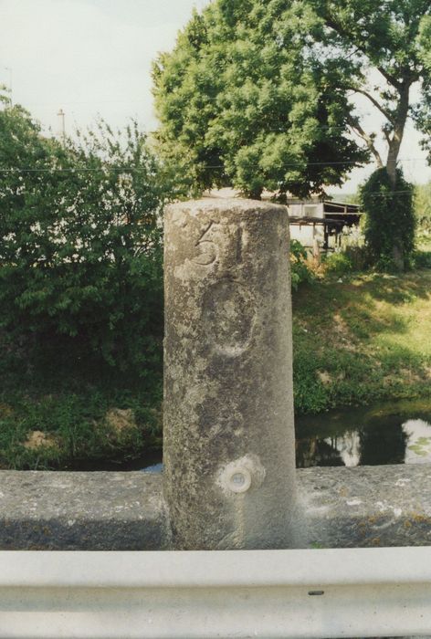 Pont dit  « du bois du champ » : Détail de la borne