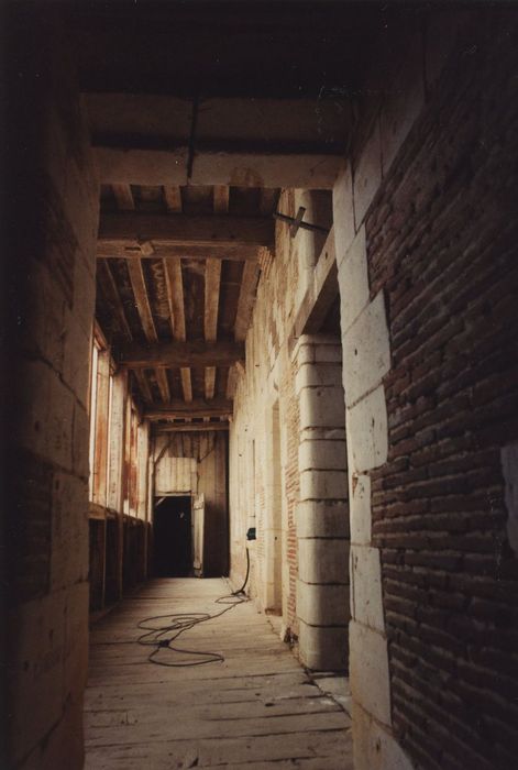 Maison : Gaçade ouest, galerie du 1er étage, vue générale