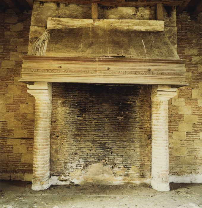 Maison : 1er étage, pièce sud-est, cheminée monumentale, vue générale