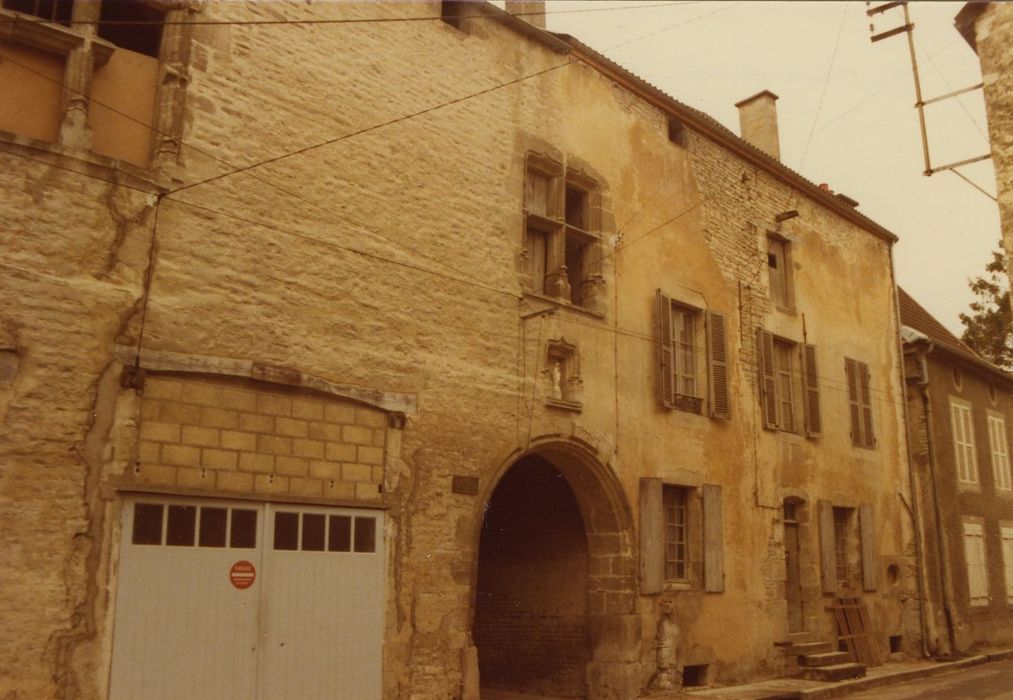 Grenier à sel (ancien) : Façade sur la rue Victor Hugo, vue générale