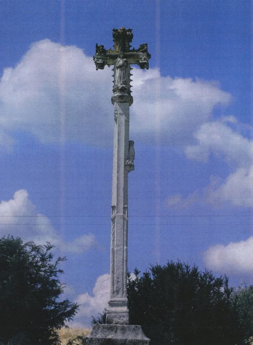 Croix de chemin dite "croix curé ", vue générale sur le chemin de Polisy à Arrelles