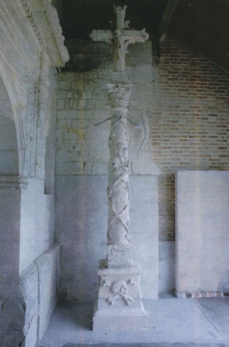 Croix de cimetière, vue générale