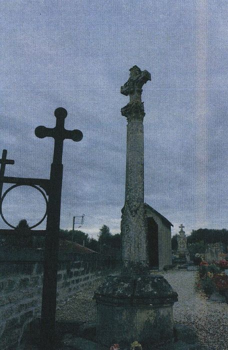 Croix de cimetière, vue générale