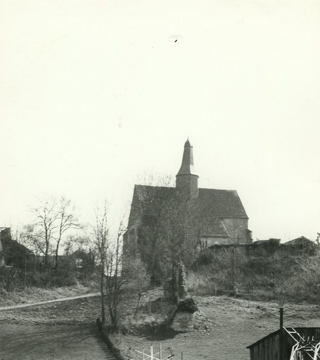 Eglise de Puits : Vue générale de l’église dans son environnement