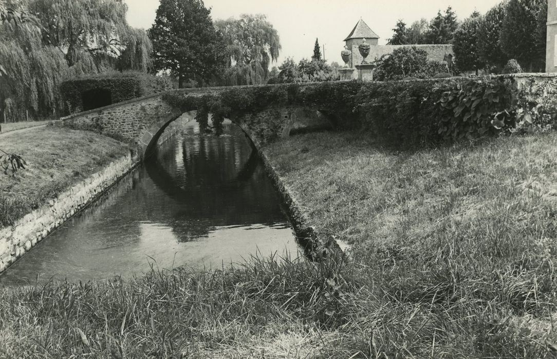 Château de Vignault : Douves, vue générale