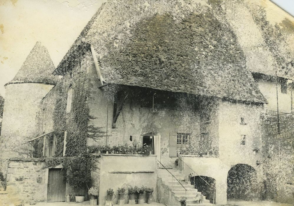 Château de Corcelles : Ensemble sud-est, vue partielle