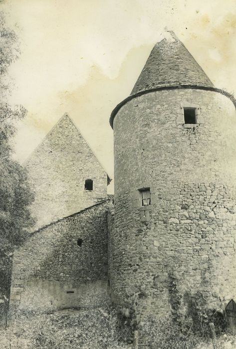 Château de Corcelles : Tour sud-ouest, vue générale