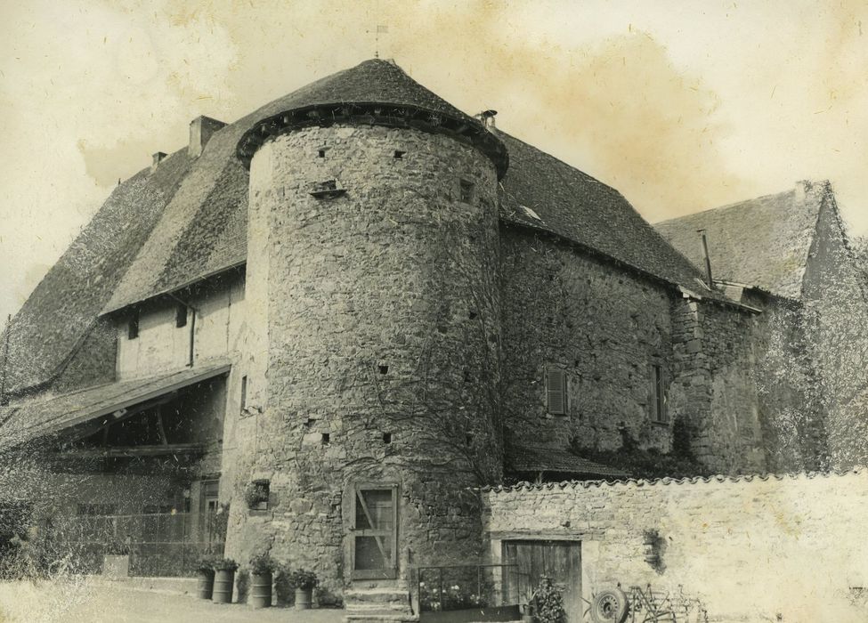 Château de Corcelles : Ensemble nord-est, vueg énérale