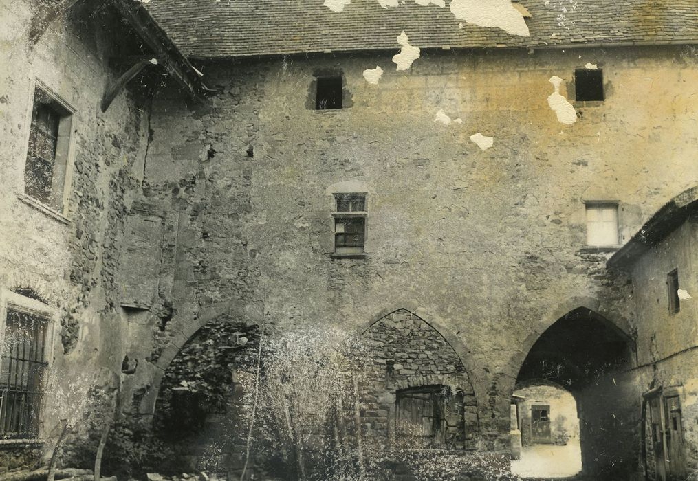 Château de Corcelles : Cour intérieure, vue partielle