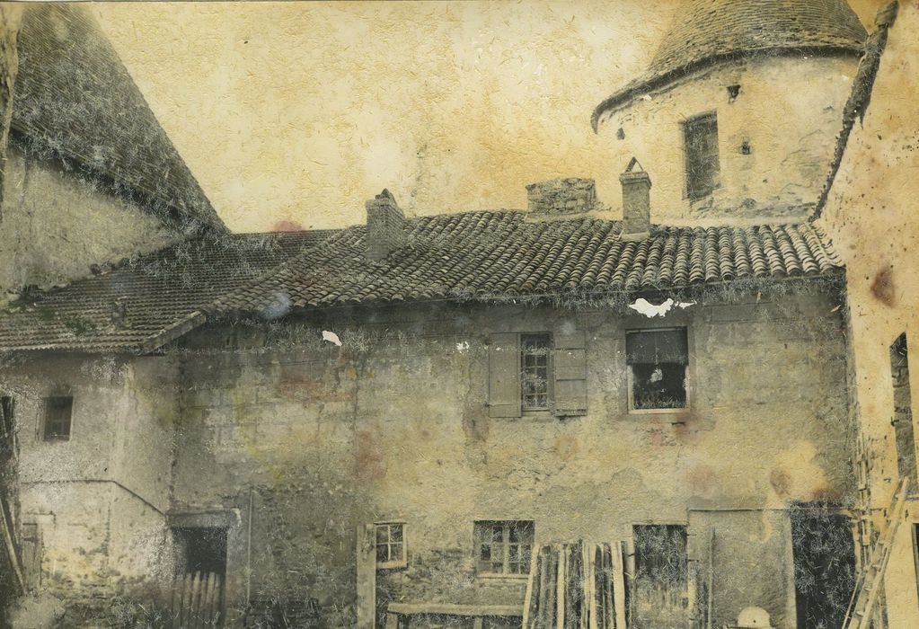 Château de Corcelles : Cour intérieure, vue partielle