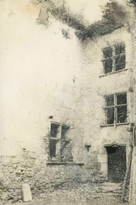 Château de Corcelles : Cour intérieure, vue partielle