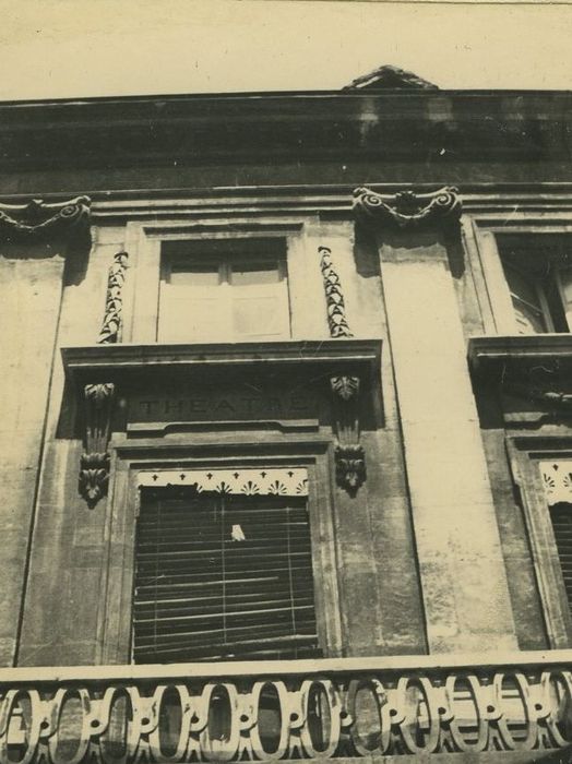 Théâtre : Façade sur rue, détail