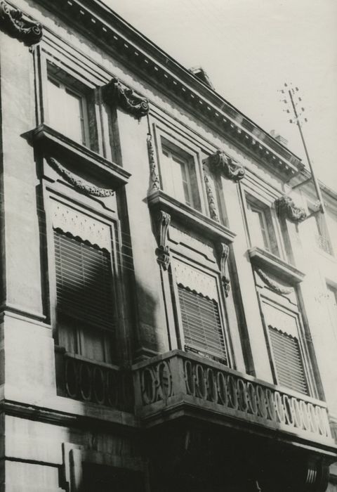 Théâtre : Façade sur rue, vue partielle