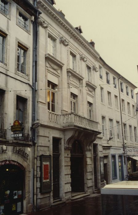 Théâtre : Façade sur rue, vue partielle