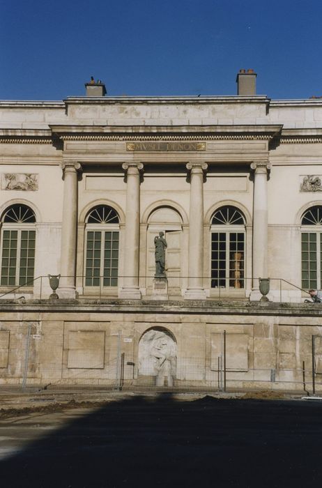 Musée Vivant Denon : Façade sud, vue partielle