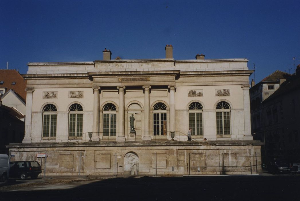 Musée Vivant Denon : Façade sud, vue générale