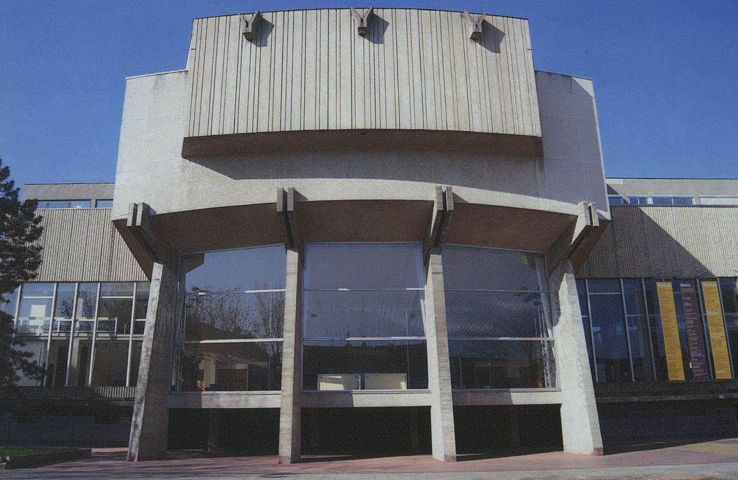 "Espace des Arts et Maison des Sports, anciennement " Maison de la Culture et des Sports " : Façade est, vue générale"