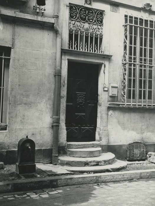 Immeuble : Porte d’accès sur rue, vue générale