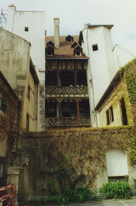 "Maison dite "des Trois-Greniers" : Façade postérieure, vue partielle"