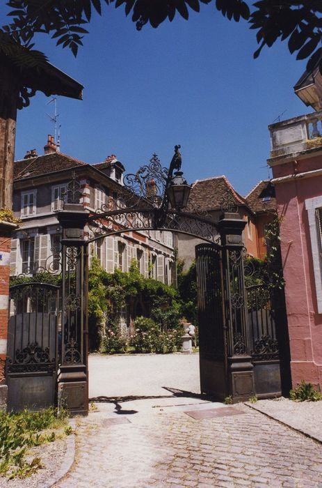 Hôtel Denon : Grilles d’accès, vue générale