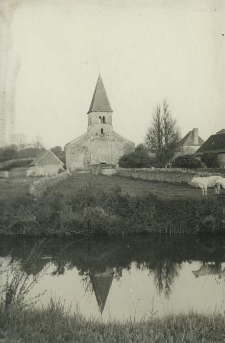 Eglise (ancienne) : Vue générale de l’église dans son environnement depuis l’Ouest