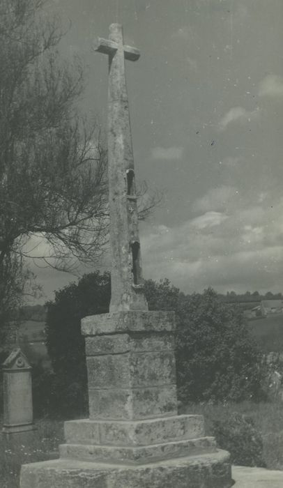 Eglise (ancienne) : Croix de cimetière, vue générale