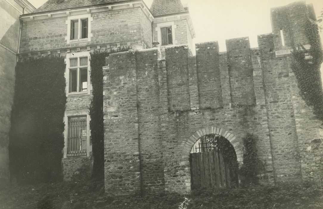 Château : Façade ouest, ancienne porterie, vue générale