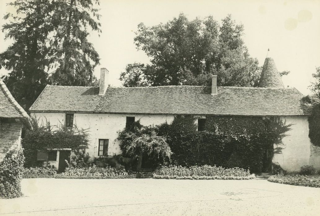 Château : Communs, façade sud-ouest, vue générale