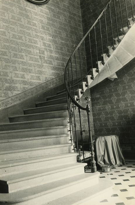 Château : Escalier, vue partielle
