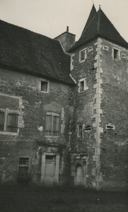 Château de Nobles : Cour intérieure, façade est, vue partielle