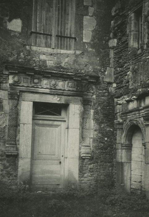 Château de Nobles : Cour intérieure, façade est, portes d’accès