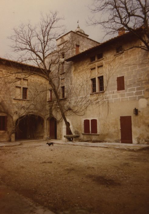 Grand Mas : Cour intérieure, ailes nord et ouest, façades sud et est, vue partielle