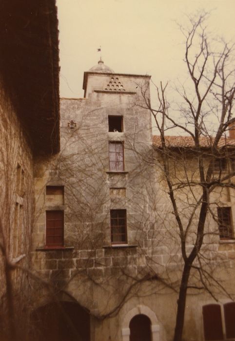 Grand Mas : Cour intérieure, aile nord, façade sud, vue partielle