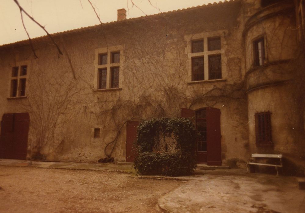 Grand Mas : Cour intérieure, aile sud, façade nord, vue générale