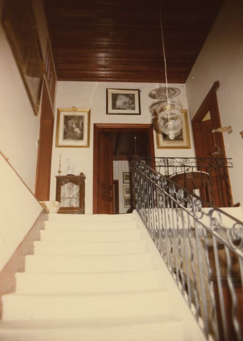 Grand Mas : Aile ouest, escalier, vue partielle