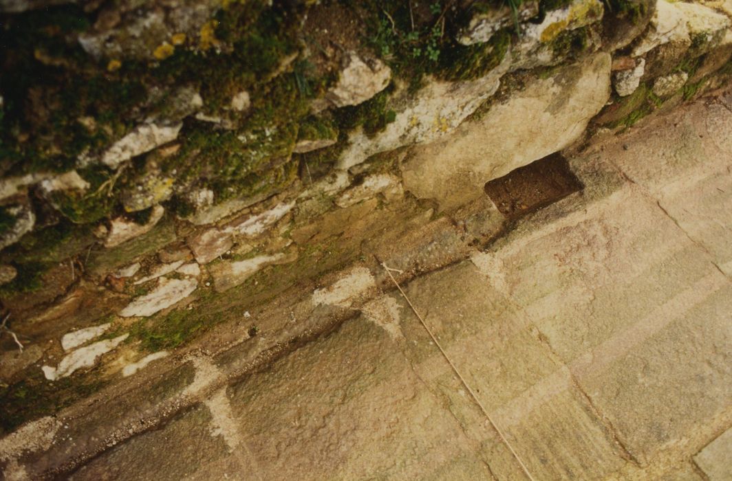 Tour du Bost : Détail du caniveau et du trou découelement des eaux pluviales