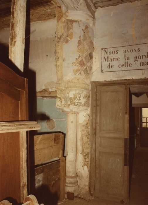 Prieuré de la Magdeleine (ancien) : Rez-de-chaussée, grande salle, cheminée monumentale, vue partielle